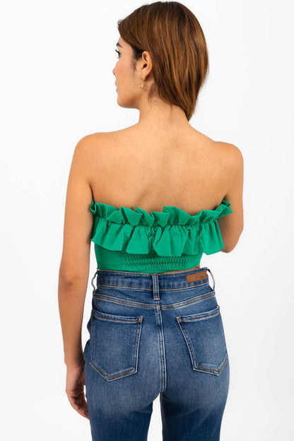 Top strapless con volantes